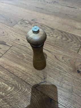 Wooden Pepper Mill Grinder - Natural Brown